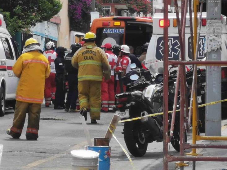 Sujeto recibe descarga eléctrica mientras trabajaba en un edificio de Xalapa