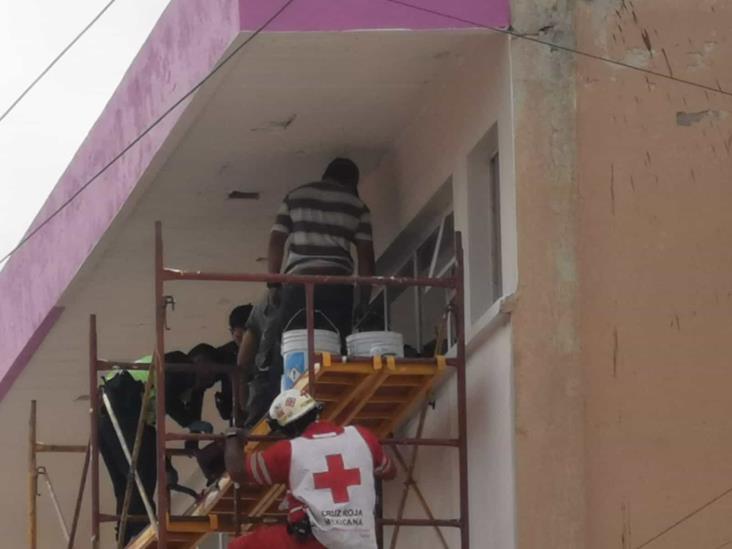 Sujeto recibe descarga eléctrica mientras trabajaba en un edificio de Xalapa