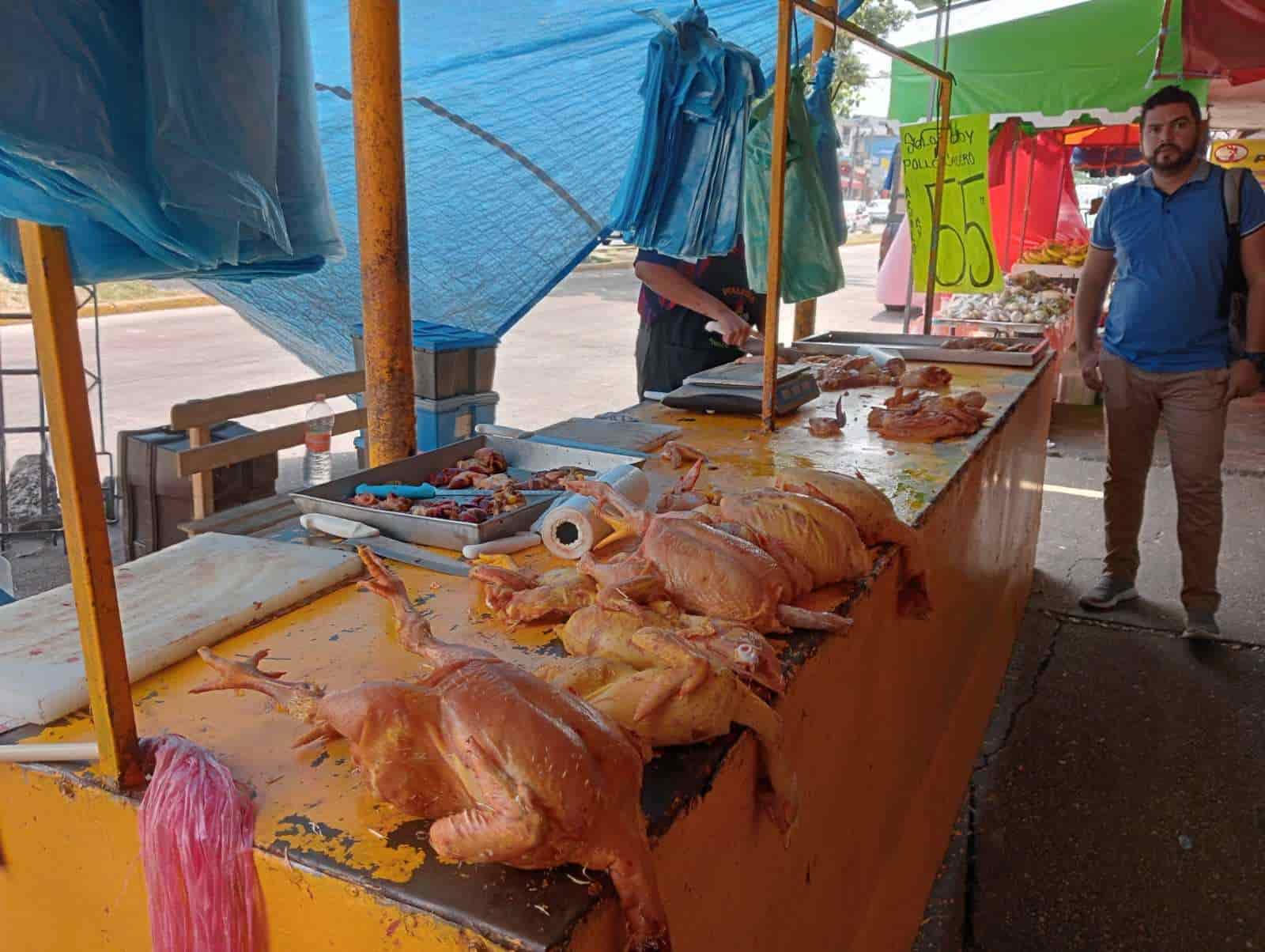 Comerciantes de pollos, frutas y verduras reportan bajas ventas en Coatzacoalcos