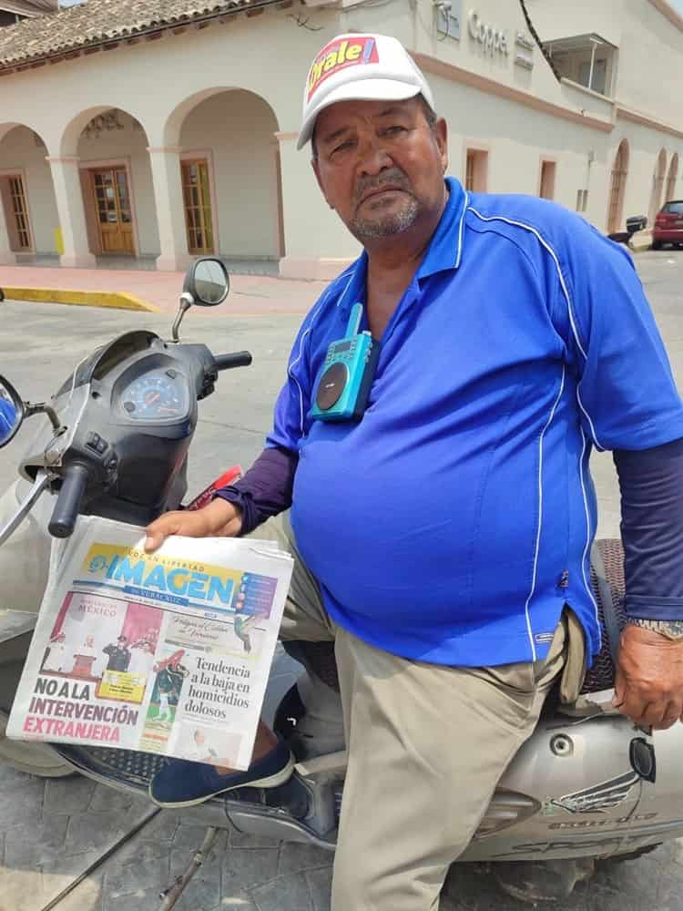 Martin Ochoa decano de los repartidores de periódicos en la cuenca del Papaloapan