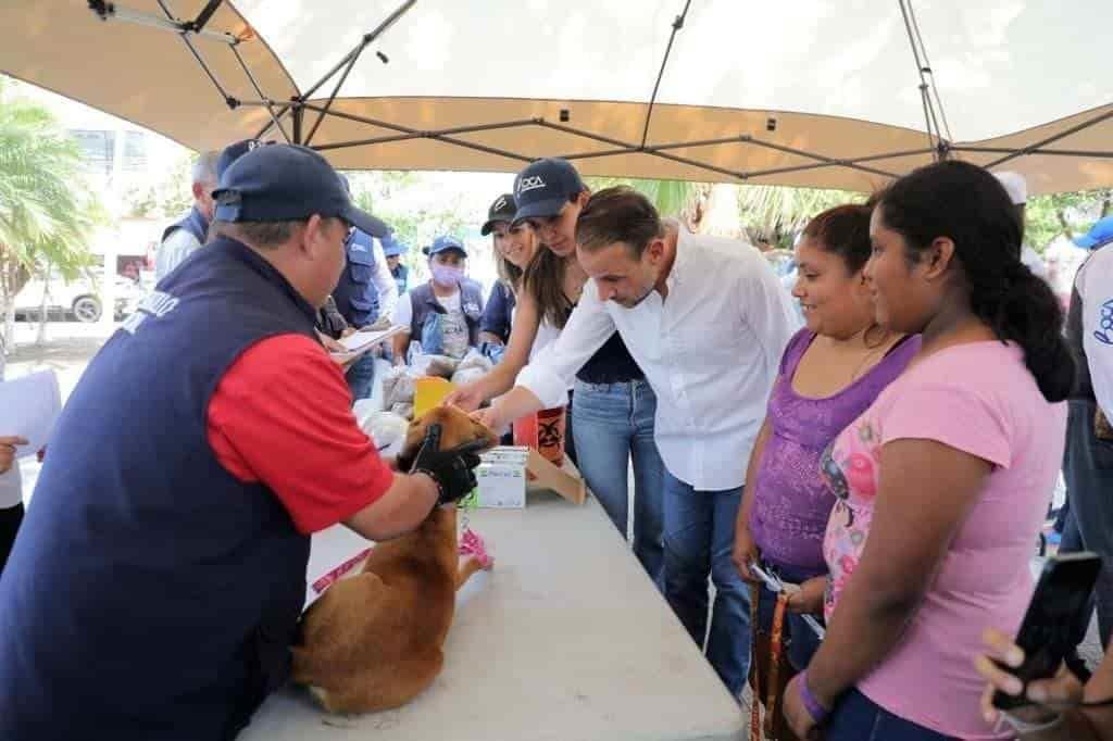 Alcalde de Boca del Río lleva brigada médica a la colonia Rémes