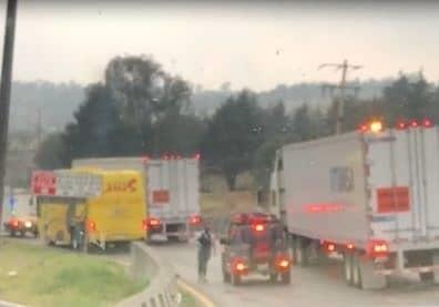 Sujetos armados y encapuchados realizan asalto masivo en la Orizaba-Puebla (+Video)