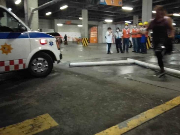 Menor se lesiona tras caer de escalera en estacionamiento de centro comercial de Xalapa