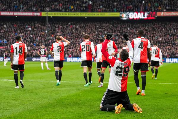 Santiago Giménez consigue su vigésimo tanto con el Feyenoord