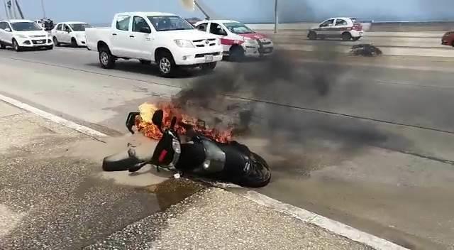 Se quema moto en Malecón de Coatzacoalcos (+Video)