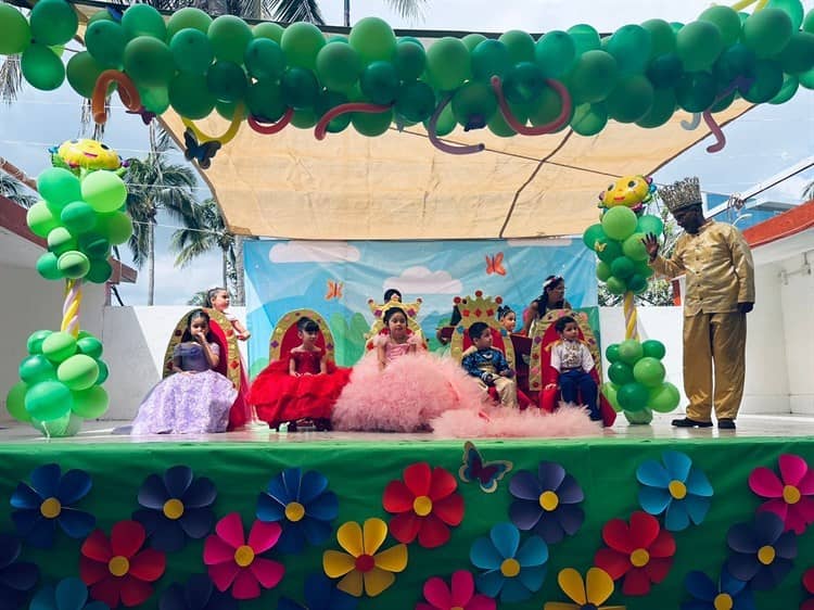 La niña Sara Alicia Vera Macías es coronada reina de la Primavera