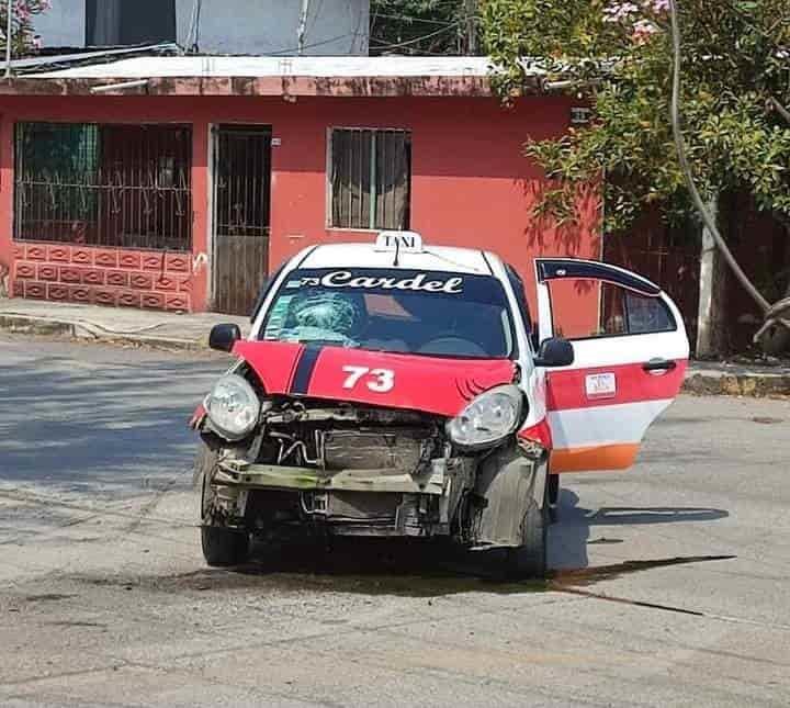 Taxi y particular chocan en cruce de Ciudad Cardel