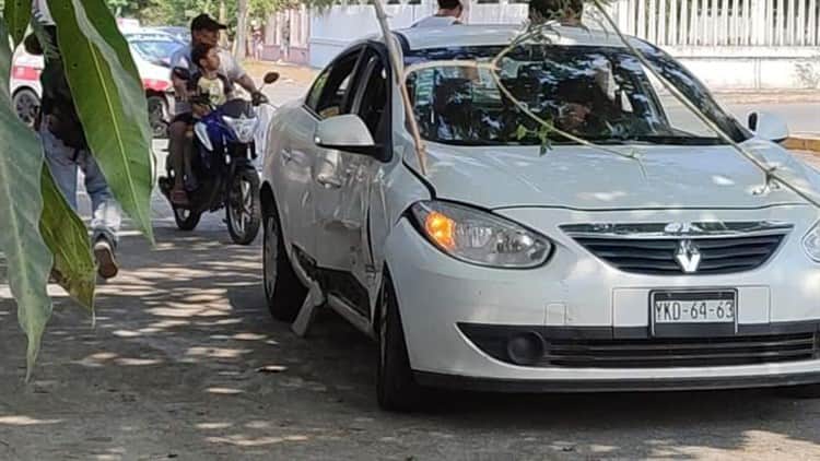 Taxi y particular chocan en cruce de Ciudad Cardel