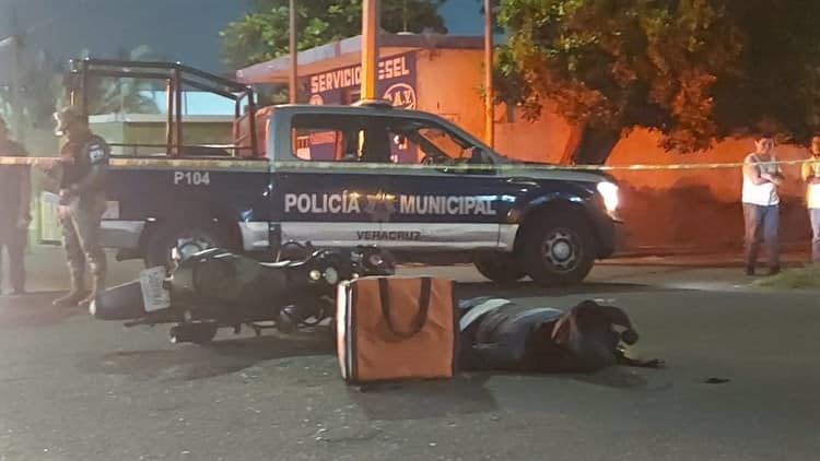 Repartidor en moto muere embestido por camioneta en Centro de Veracruz