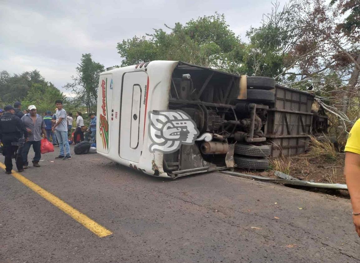 Fatal volcadura de autobús en la Costera del Golfo; un muerto y 21 heridos 