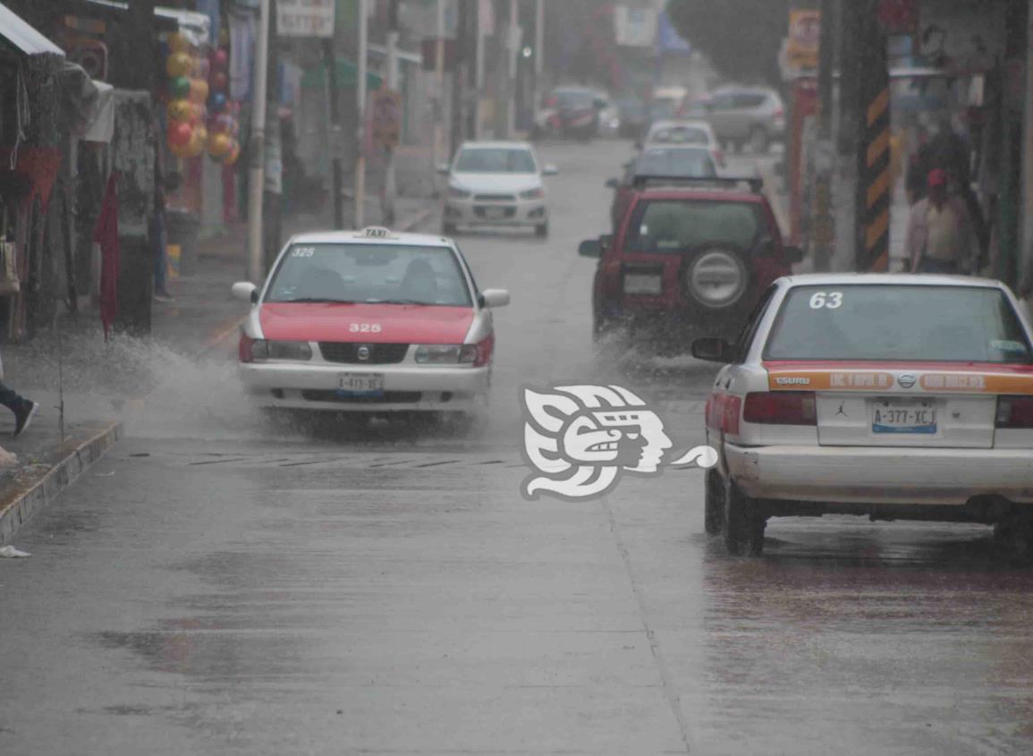 Agradecen aguadulceños refrescante lluvia tras intenso calor