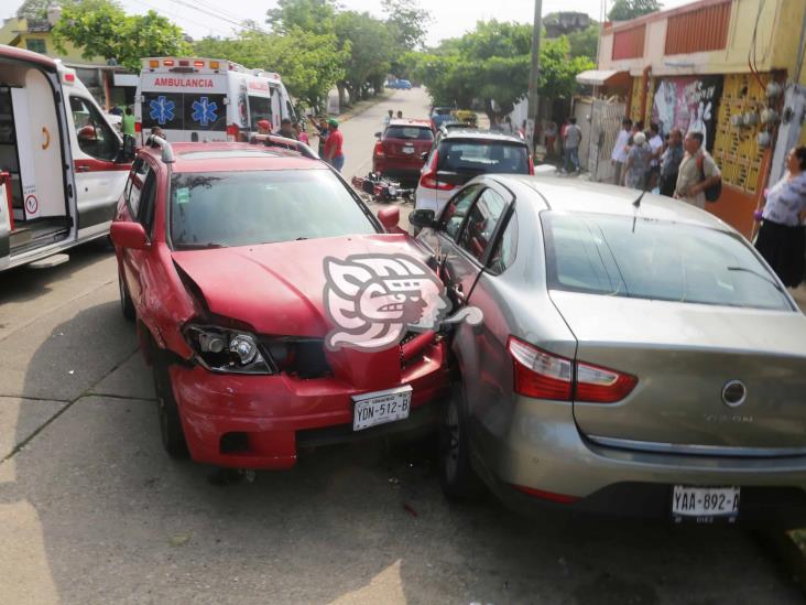 ¡Volaron las tortillas! Taxista provoca aparatoso accidente tras salir del mecánico en Coatzacoalcos (+Video)