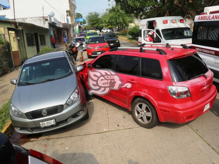 ¡Volaron las tortillas! Taxista provoca aparatoso accidente tras salir del mecánico en Coatzacoalcos (+Video)