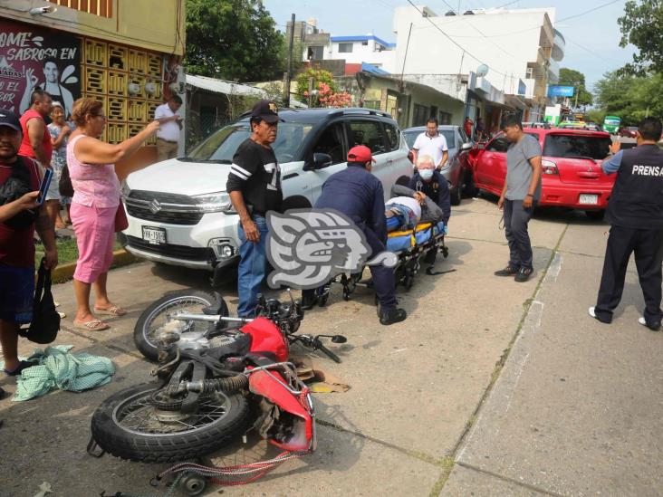 ¡Volaron las tortillas! Taxista provoca aparatoso accidente tras salir del mecánico en Coatzacoalcos (+Video)