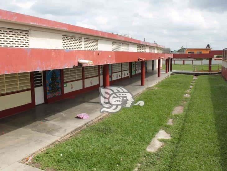 Rayo cayó en escuela del sur de Veracruz a medio homenaje