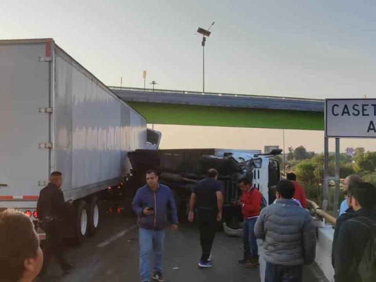 Tráiler embiste a vehículos al quedarse sin frenos en carretera (+video)