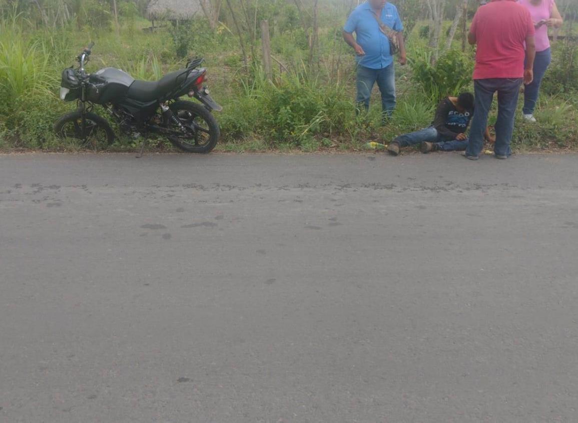 Acabó entre la maleza tras derrapar en su motocicleta