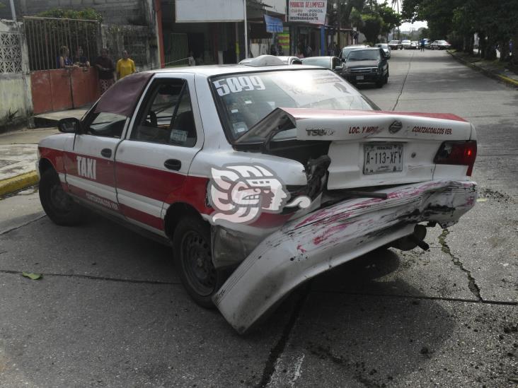 ¡Volaron las tortillas! Taxista provoca aparatoso accidente tras salir del mecánico en Coatzacoalcos (+Video)