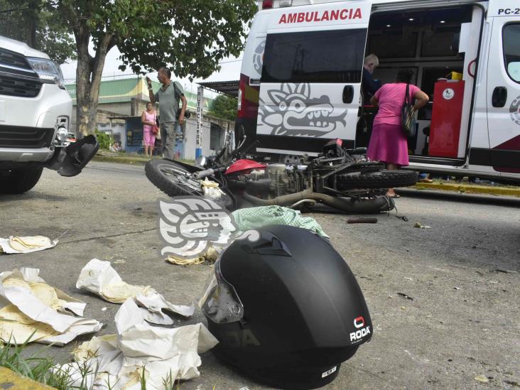 ¡Volaron las tortillas! Taxista provoca aparatoso accidente tras salir del mecánico en Coatzacoalcos (+Video)