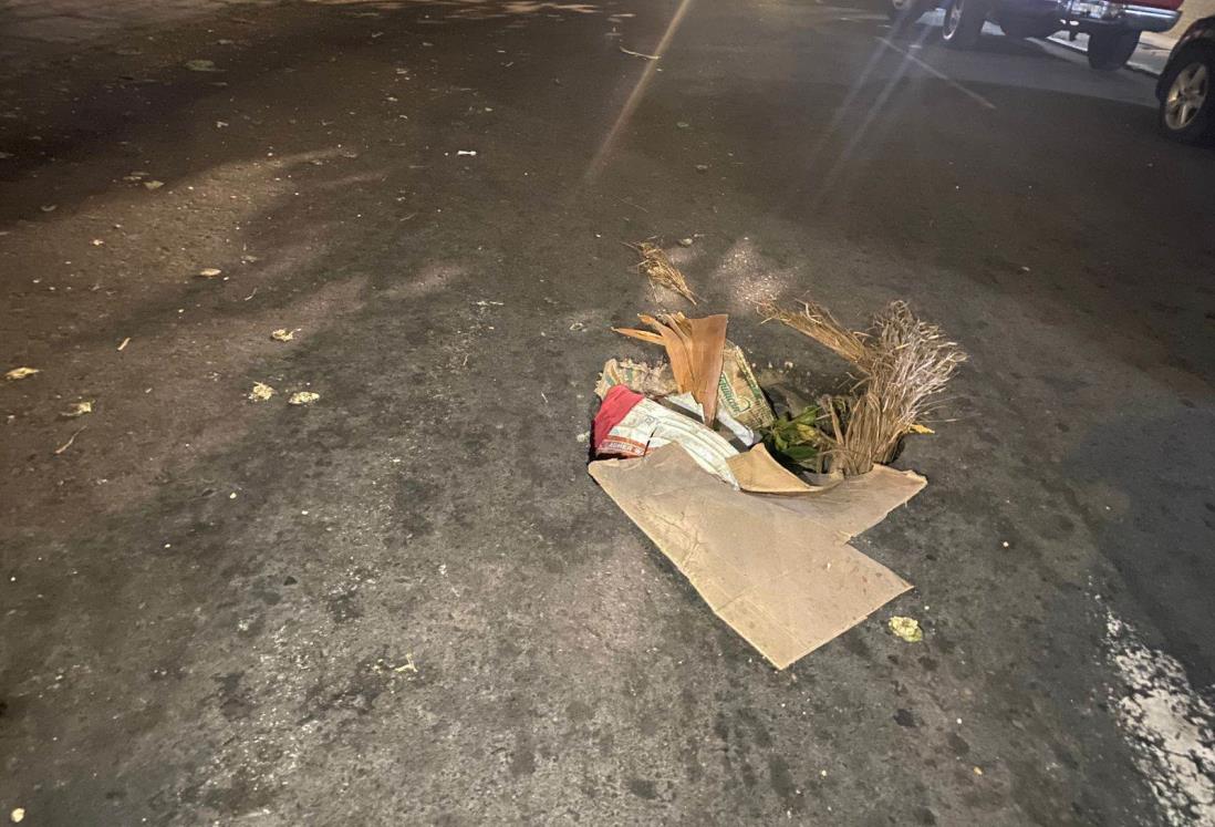 Jarochos esquivan hoyo a media calle relleno de basura en Juan Enríquez