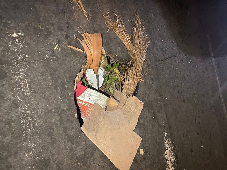 Jarochos esquivan hoyo a media calle relleno de basura en Juan Enríquez