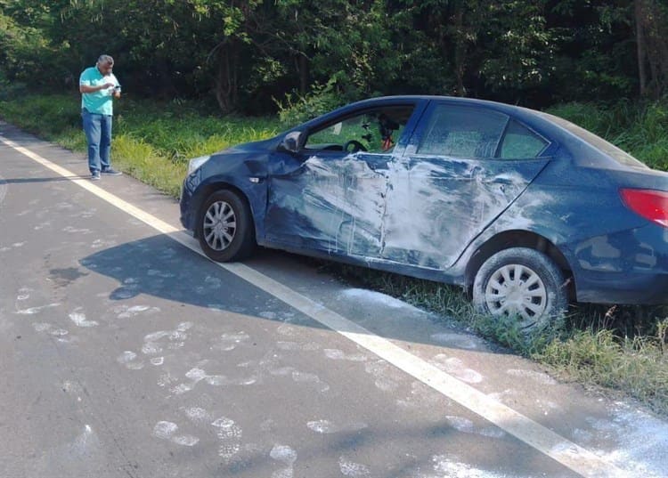 Vuelca plana de tráiler y arrasa con 2 autos en Alto Lucero