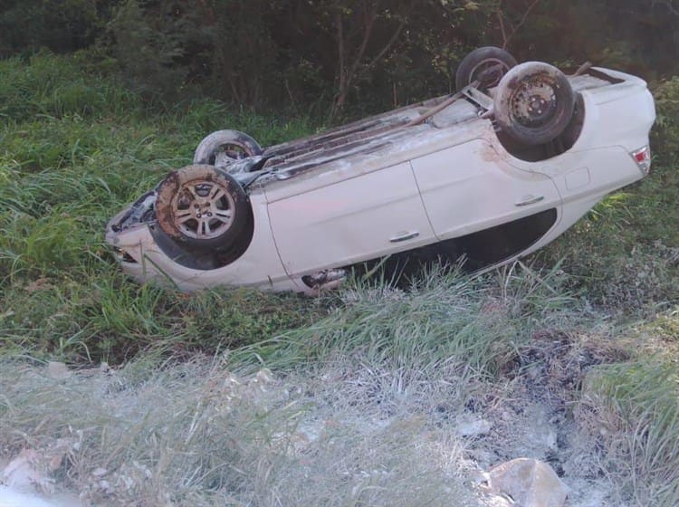 Vuelca plana de tráiler y arrasa con 2 autos en Alto Lucero