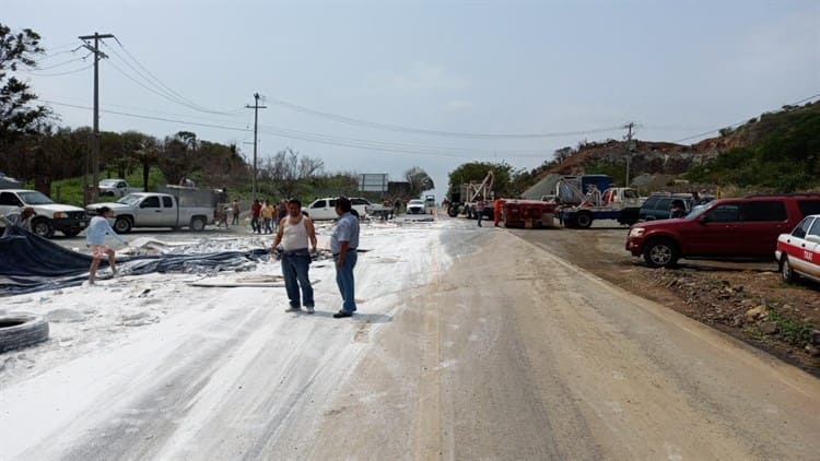 Vuelca plana de tráiler y arrasa con 2 autos en Alto Lucero