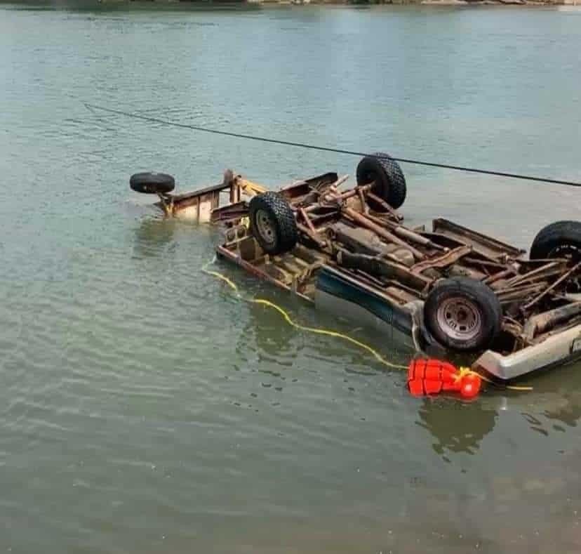 Cae camioneta al río Papaloapan; se quedó sin frenos tras abordar la panga en Otatitlán