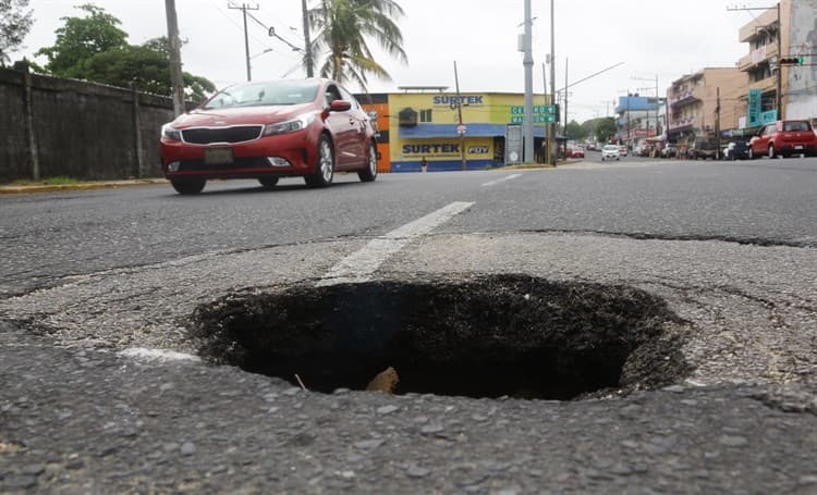 Peligroso hundimiento en la avenida UV