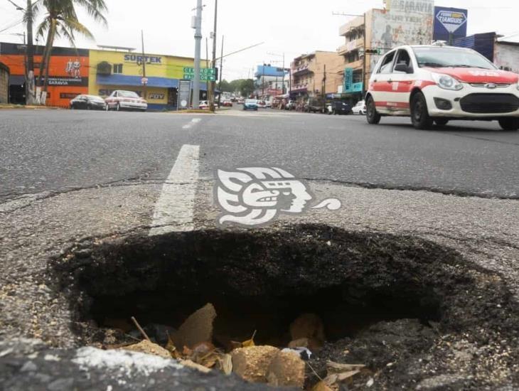 Peligroso hundimiento en la avenida UV