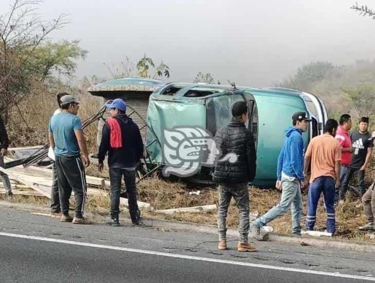 Vuelca camioneta con campesinos abordo en carretera Puebla-Orizaba