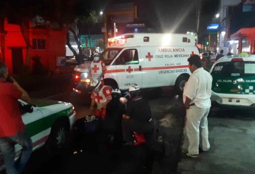 Hombre de la tercera edad es atropellado por taxi en avenida de Xalapa