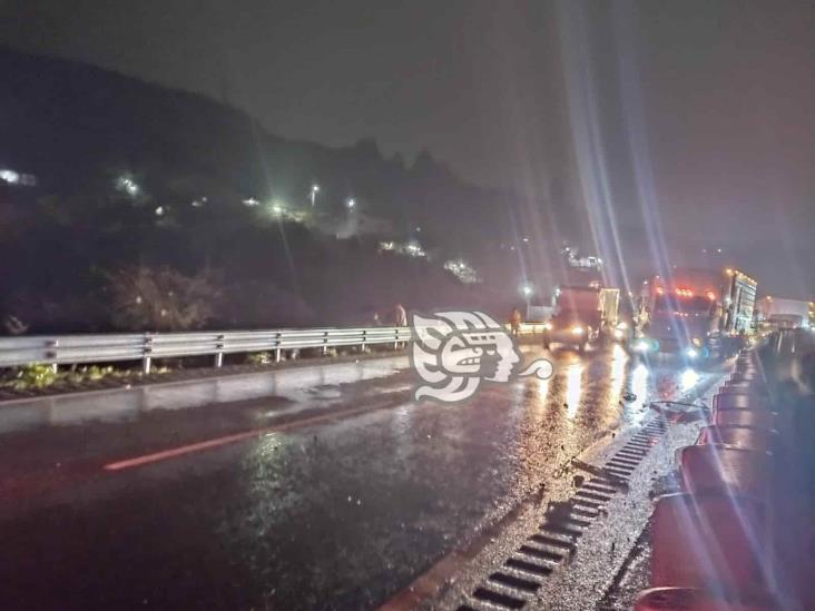 Pierde el control y choca contra muro de contención en la Orizaba-Puebla