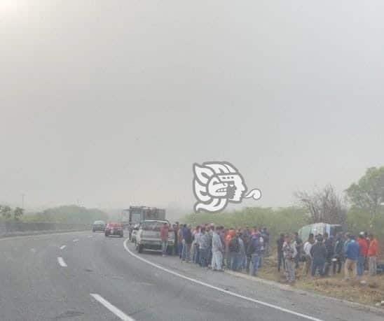 Vuelca camioneta con campesinos abordo en carretera Puebla-Orizaba