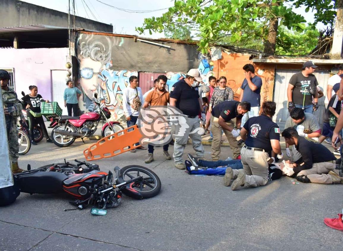 ¡Volvió a nacer! motorepartidor herido tras choque en Acayucan