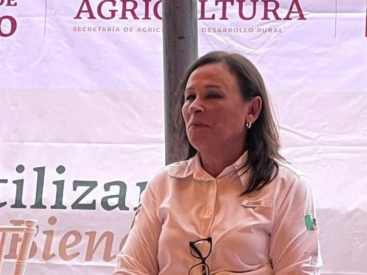 Rocío Nahle hace entrega de fertilizantes en Soledad de Doblado