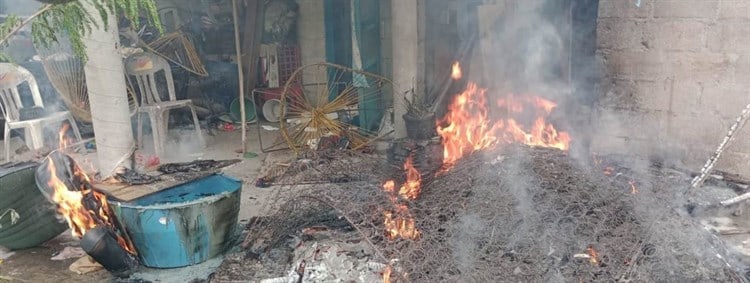 Hombre prende fuego a colchones dentro de su casa en Puente Nacional, en Veracruz