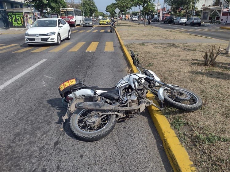 Camioneta embiste a motociclista en el puente de Cuauhtémoc, en Veracruz