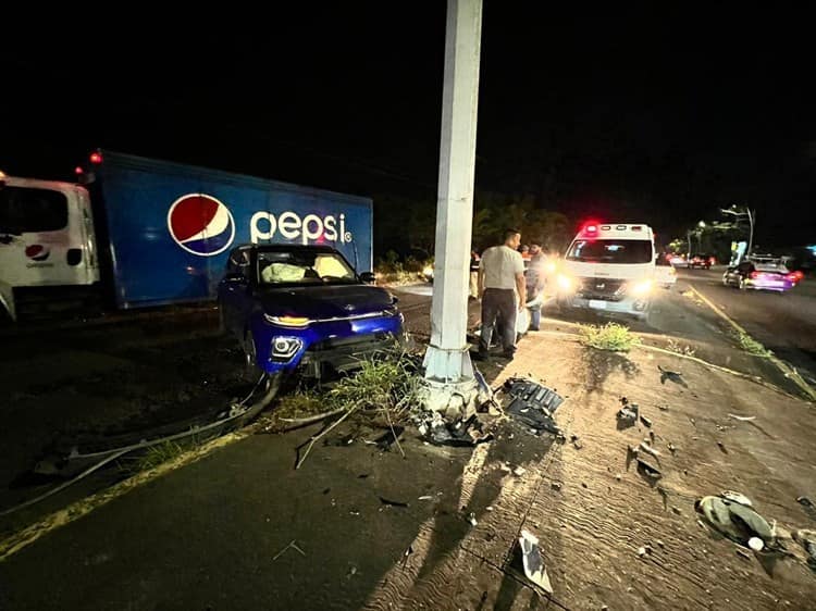 Se estrella contra poste de metal en el tramo Medellín-Veracruz