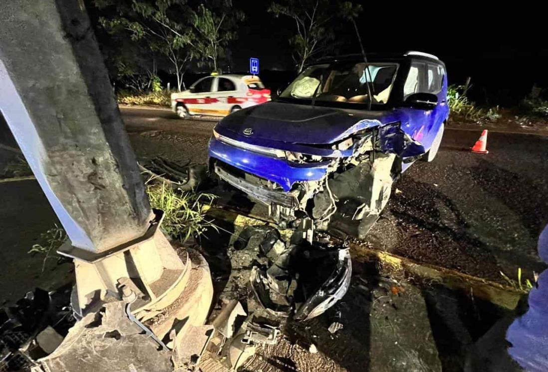 Se estrella contra poste de metal en el tramo Medellín-Veracruz