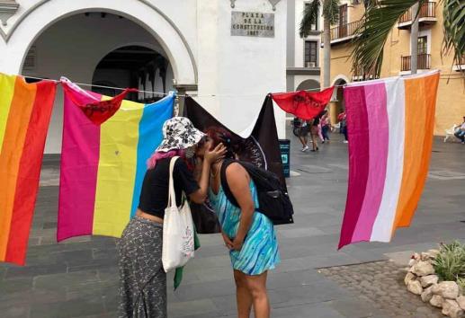 #LoveIsLove: Realizan Besatón Lésbico en el zócalo de Veracruz