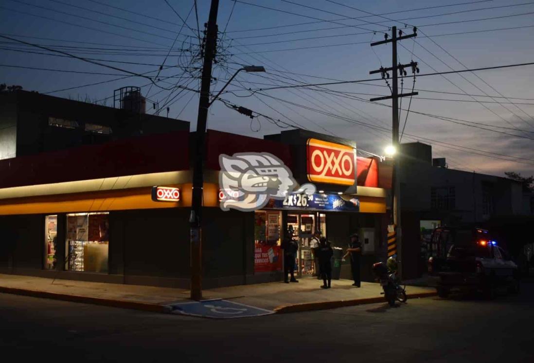 Someten y golpean a guardia de seguridad para asaltar Oxxo en Acayucan (+Video)