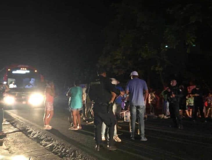 Bloquean carretera en Catemaco tras falta de energía eléctrica