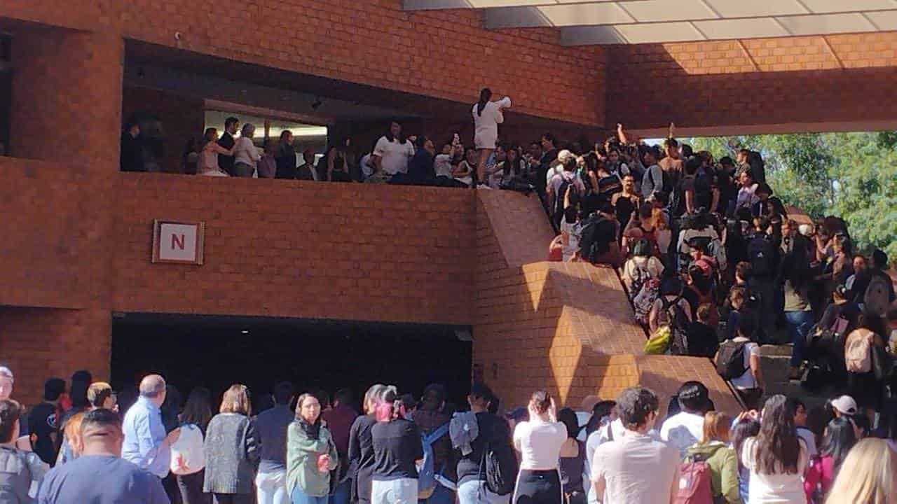 Protestan alumnos de la Ibero por incremento a colegiaturas y recorte a becas (+Video)