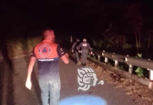 ¿Cómo llegó ahí? Rescatan a mujer en un río de Cuitláhuac
