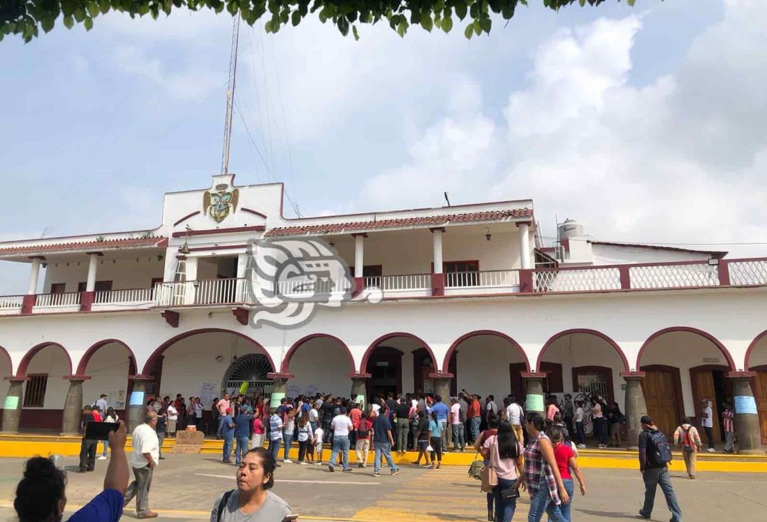 Habitantes bloquean palacio municipal de Amatlán para evitar instalar basurero