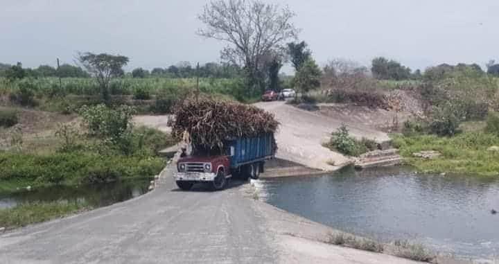 A punto de caer al río carro cañero en Úrsulo Galván