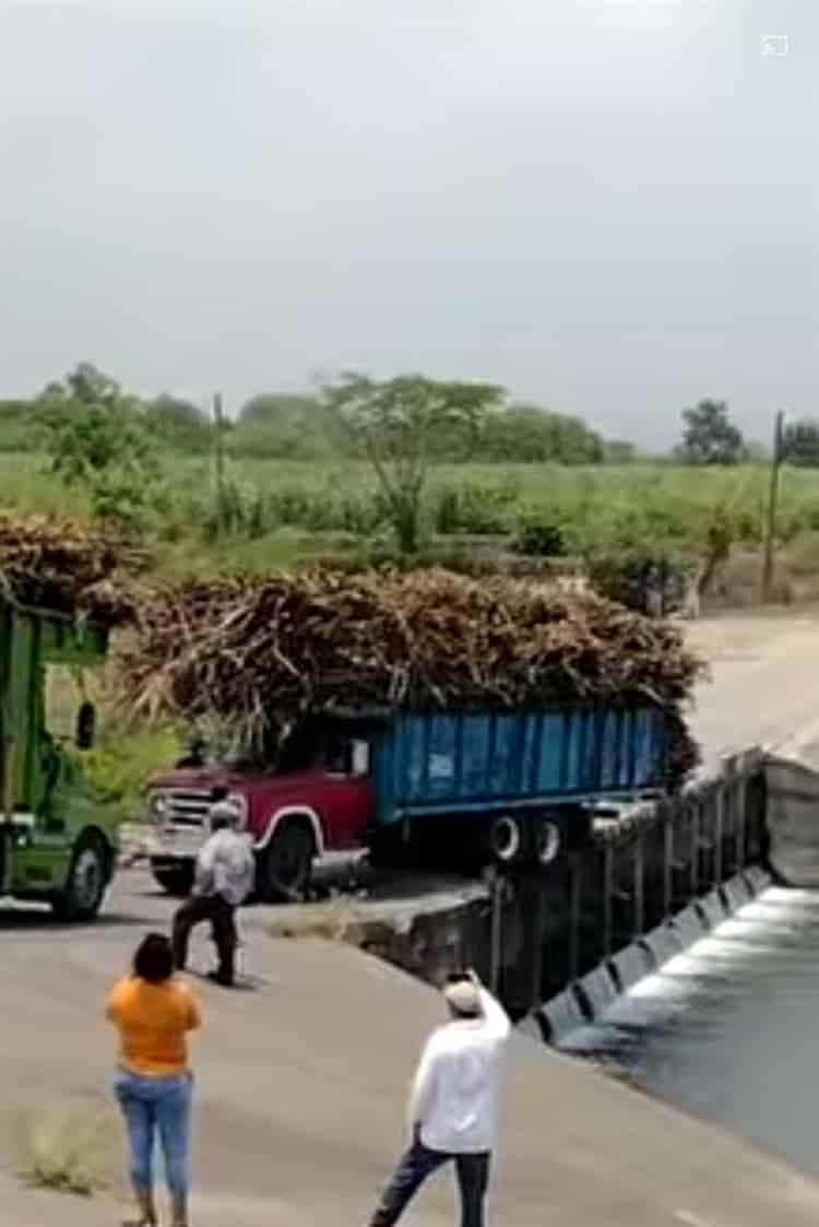 A punto de caer al río carro cañero en Úrsulo Galván