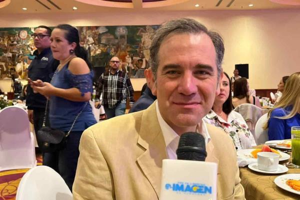 En Veracruz, presenta Lorenzo Córdova su libro La Democracia no se toca